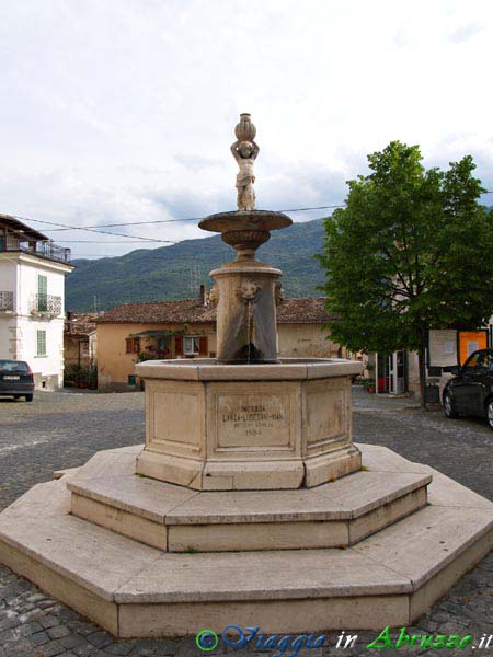 06-P5114783+.jpg - 06-P5114783+.jpg - La Fontana ottocentesca, nella piazza del paese.